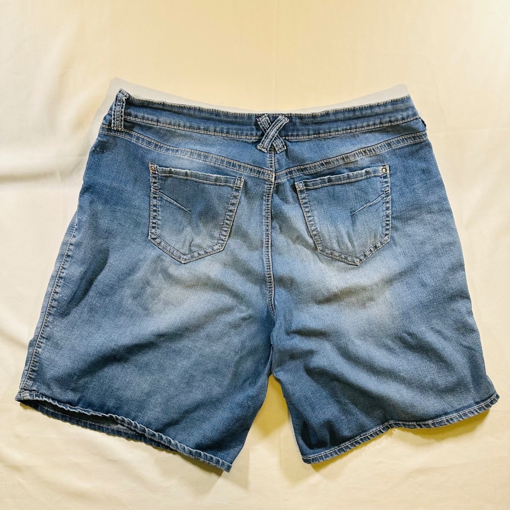 Cato Woman Weathered Jean Shorts Button Zipper Five Pocket 22W - Picture 4 of 5
